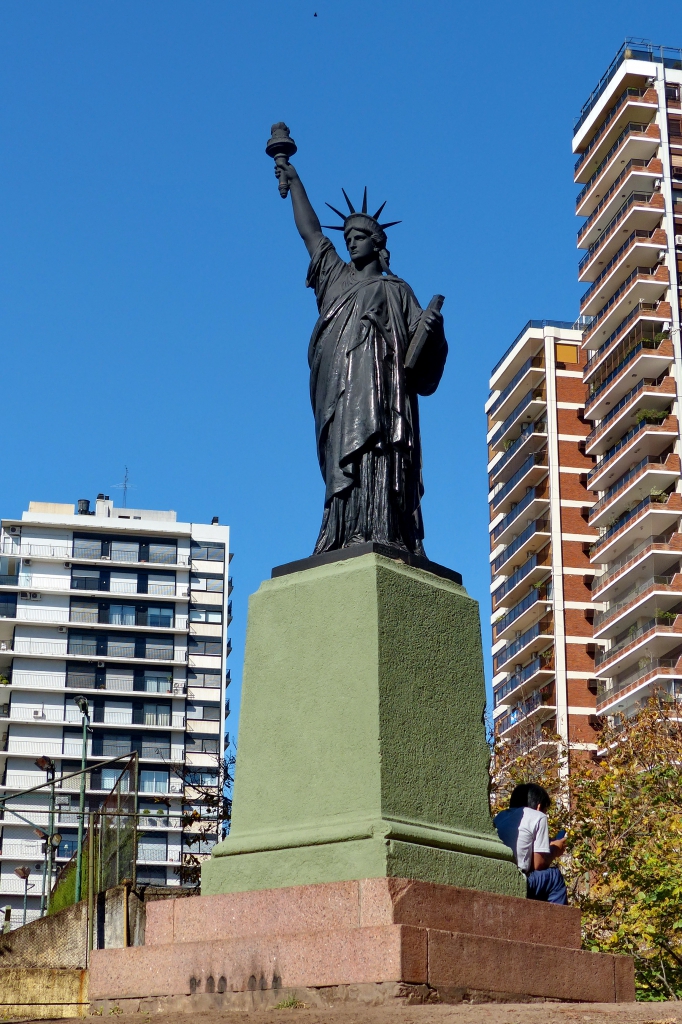 La Liberté éclairant Buenos Aires pat l'expat à Buenos Aires